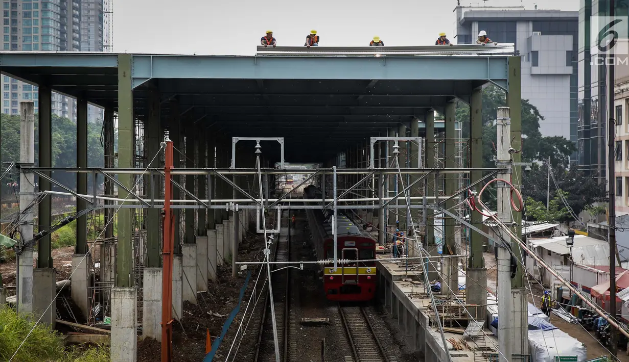 Suasana di Stasiun Sudirman Baru, Jakarta, Jumat (19/5). Menurut BPTJ pembangunan Stasiun Sudirman Baru belum terintegrasi dengan moda transportasi lain terutama dengan MRT, BRT maupun KRL. (Liputan6.com/Faizal Fanani)