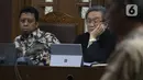 Terdakwa dugaan suap jual-beli jabatan di lingkungan Kemenag, M Romahurmuziy (kiri) menyimak keterangan saksi saat menjalani sidang lanjutan di Pengadilan Tipikor, Jakarta, Rabu (27/11/2019). Sidang mendengar keterangan dua orang saksi. (Liputan6.com/Helmi Fithriansyah)