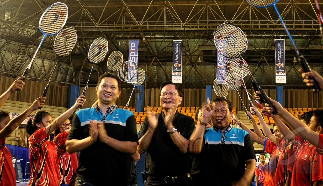 Tan Joe Hok (tengah) mendapat sambutan spesial saat acara Single Badminton Open Championship 2015, Tenis Indoor Senayan, Jakarta, Jumat (10/9/2015). Saat acara tersebut Tan Joe Hok dianugerahi Lifetime Achievement. (Liputan6.com/Yoppy Renato)