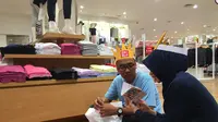 Atlet tuna grahita belanja di Uniqlo.