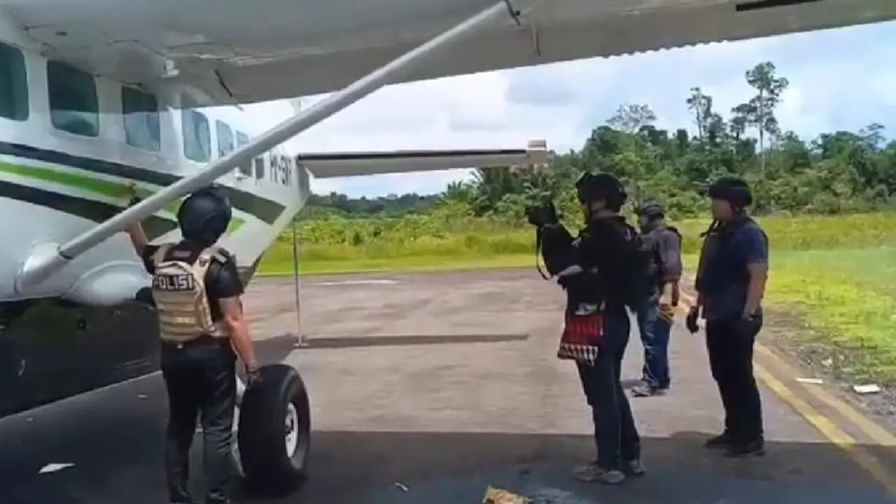 Olah TKP Insiden penembakan terhadap pesawat Smart Air di Lapangan Terbang Karowai.