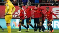 Pemain Spanyol Pau Torres (kelima kiri) merayakan golnya ke gawang Malta pada babak kualifikasi Grup F Piala Eropa 2020 di Stadion Ramon de Carranza, Cadiz, Spanyol, Jumat (15/11/2019). Spanyol menang 7-0. (AP Photo/Miguel Morenatti)