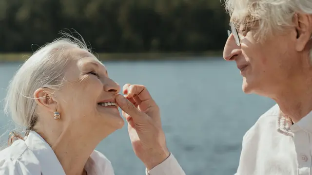 Ilustrasi pasangan romantis (Photo by cottonbro: https://www.pexels.com/photo/a-man-wiping-his-partner-s-lips-5934077/)