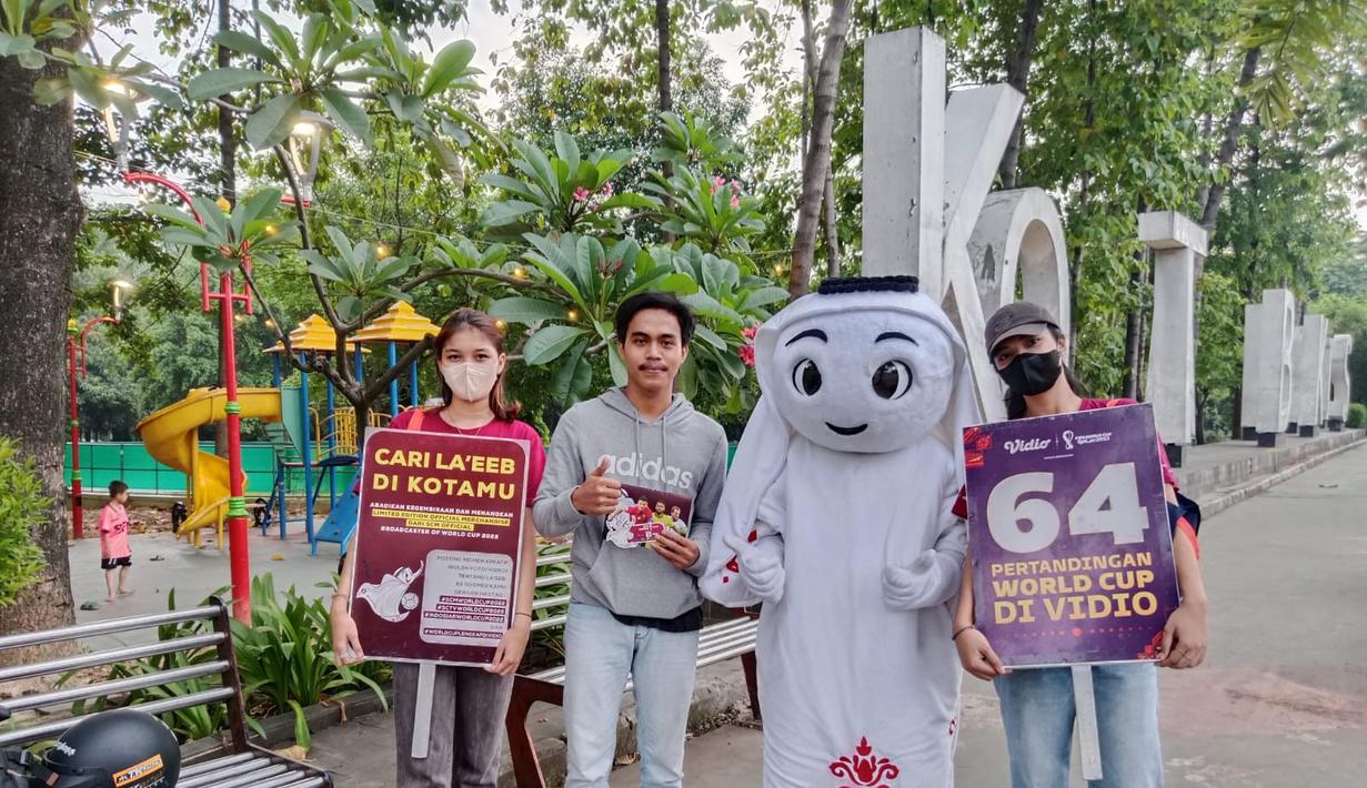Maskot Piala Dunia 2022, La'eeb, berkeliling Indonesia untuk memeriahkan Piala Dunia 2022 yang akan berlangsung kurang dari sebulan lagi di Qatar. Pada hari pertamanya di Bekasi, Jumat (04/11/2022), La'eeb menyapa masyarakat dengan mengunjungi Hutan Kota Patriot, Bekasi. (Dok.SCM)