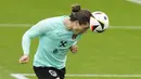 Gelandang Austria Marcel Sabitzer menyundul bola saat sesi latihan menjelang pertandingan Grup D Euro 2024 melawan Prancis, di Berlin, Jerman, Rabu (12/6/2024). (AP Photo/Markus Schreiber)