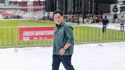 Ketua Umum PSSI merangkap Ketua LOC Erick Thohir menutup tur kunjungan ke enam venue Piala Dunia U-20 dengan mendatangi Stadion Utama Gelora Bung Karno (SUGBK), Jakarta, Senin (13/3/2023). Seperti diketahui, Stadion Utama Gelora Bung Karno merupakan satu dari enam lokasi yang ditunjuk menjadi venue penyelenggaraan Piala Dunia U-20 2023. (Liputan6.com/Angga Yuniar)