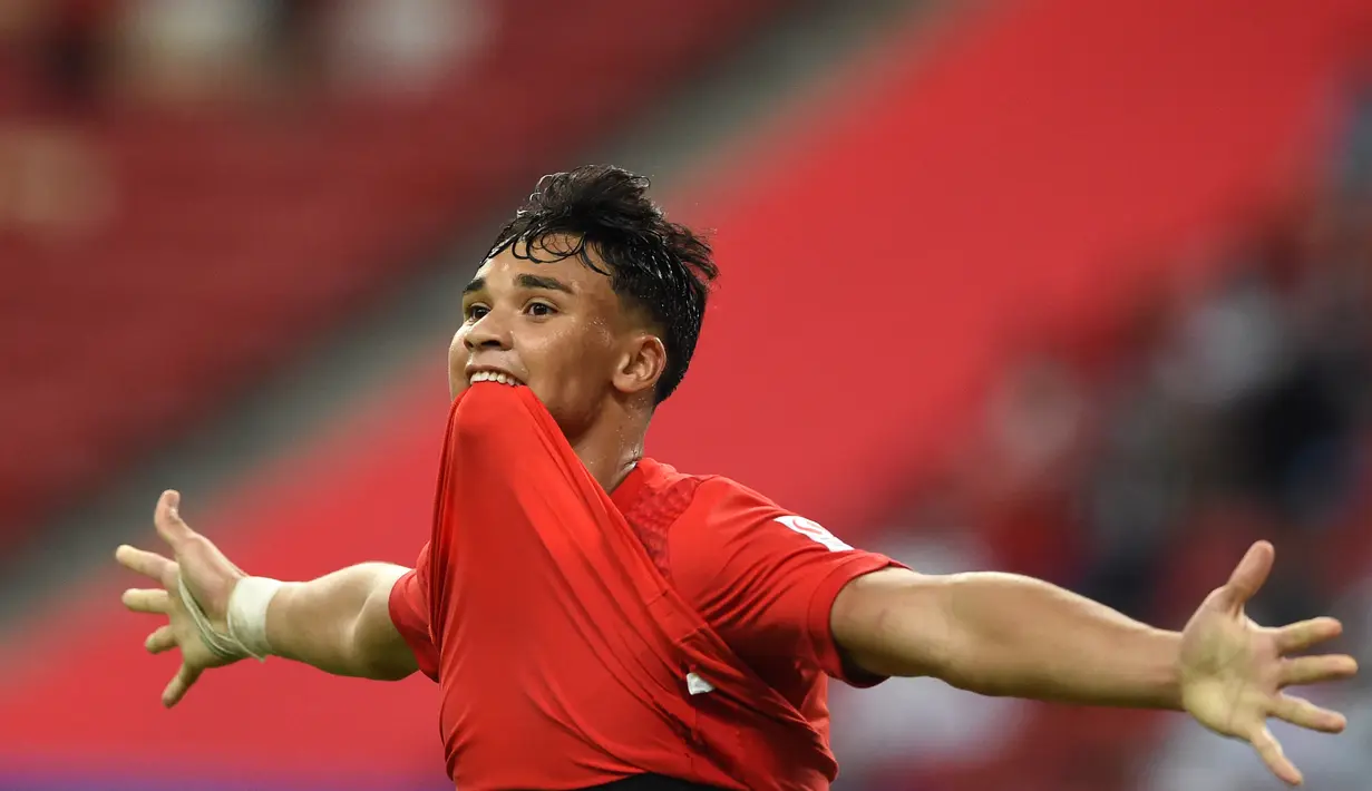 Pertahanan Timnas Indonesia akhirnya bobol juga pada menit ke-70. Adalah Ikhsan Fandi, anak legenda Singapura Fandi Ahmad yang mencetak gol penyeimbang 1-1. Aksi satu lawan satu dengan Nadeo Argawinata sukses mengoyak gawang Timnas garuda. Skor 1-1 bertahan hingga laga usai. (AFP/Roslan Rahman)