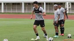 Pesepakbola Elkan Baggott (kiri) latihan bersama Timnas Indonesia di Lapangan Stadion Madya, Kompleks GBK, Jakarta, Rabu (10/11/2021). Timnas Indonesia akan melaksanakan pemusatan latihan dan dua laga uji coba di Turki sebagai persiapan menghadapi Piala AFF 2020. (Liputan6.com/Helmi Fithriansyah)