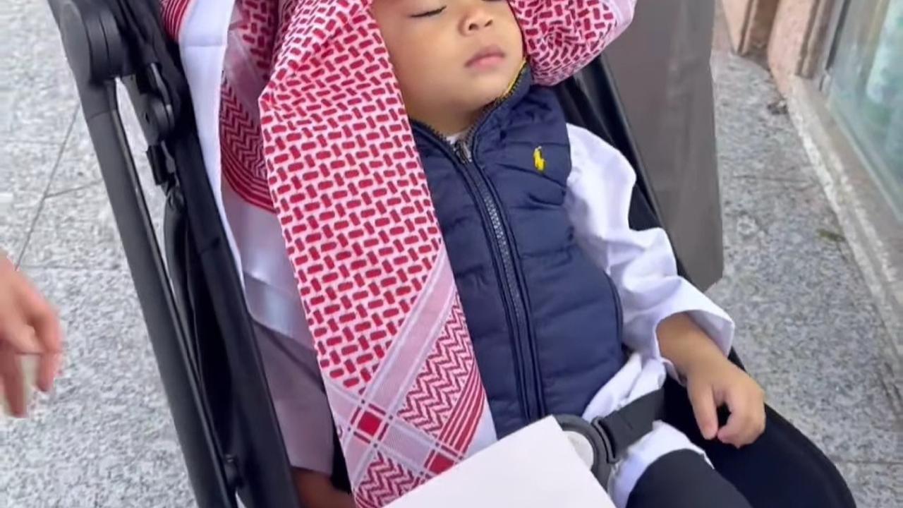 8 Potret Lucu Baby Issa Anak Nikita Willy Pakai Sorban saat Umrah di Tanah Suci, Gemesin Banget!