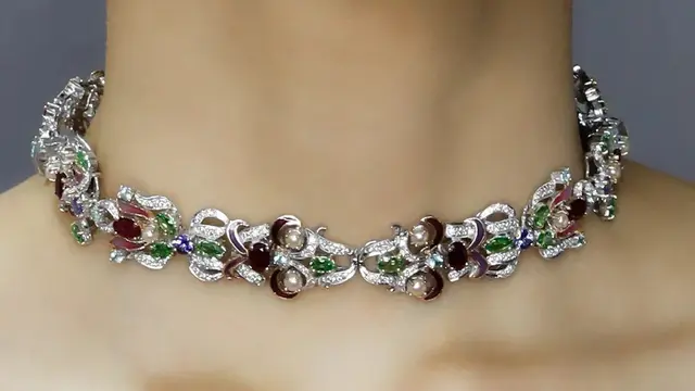 Kalung Rojanatorn yang dikenakan oleh Lisa Blackpink. Dok. Rojanatorn