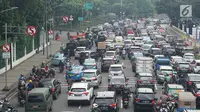 Sejumlah kendaraan terjebak kemacetan di sekitar lokasi pengalihan arus lalu lintas di Jalan Medan Merdeka Timur, Jakarta, Jumat (14/6/2019). Pengalihan arus dilakukan di sejumlah titik menuju Gedung Mahkamah Konstitusi terkait sidang perdana sengketa Pilpres 2019. (Liputan6.com/Immanuel Antonius)