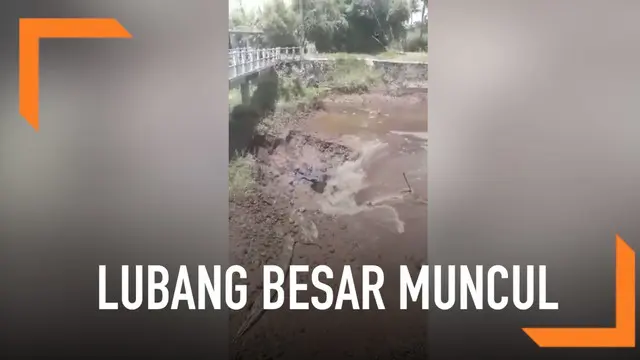 Sebuah lubang besar muncul di tengah sungai Kuning, Dusun Sambirejo, Sleman.