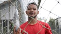 Gelandang Persib Bandung, Gian Zola Nasrulloh, memperlihatkan sepatu Ortuseight Forte Savage. (Istimewa)