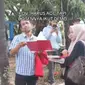 Mahasiswi minta tanda tangan dosen yang ikut demo menolak eevisi UU Pilkada. (dok. tangkapan layar video TikTok @ichajupliadi_/https://www.tiktok.com/@ichajupliadi_/video/7405966626480262405)