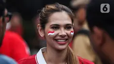 Warga mulai berdatangan di area Stadion Utama Gelora Bung Karno (SUGBK), Jakarta, Senin (19/6/2023). Warga yang hendak menonton laga Timnas Indonesia Vs Argentina didominasi jersey merah, sebagai penanda dukungan kepada Timnas Indonesia, dan hanya segelintir yang datang menggunakan jersey Argentina. (Liputan6.com/Johan Tallo)