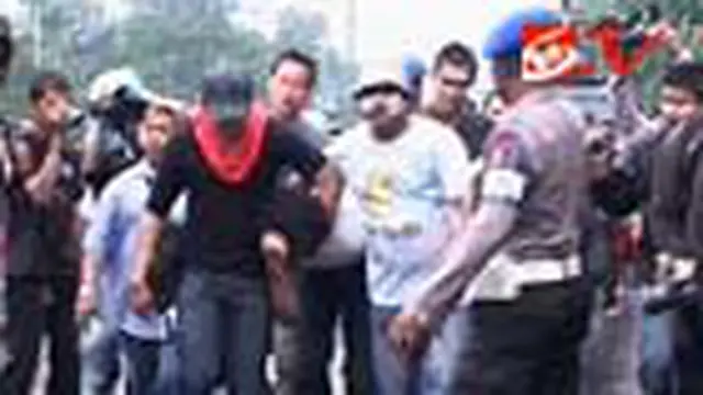 Puluhan Orang Pengunjuk Rasa Ditahan