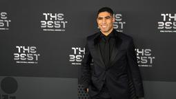 Pemain Maroko Achraf Hakimi berpose di karpet hijau sebelum upacara Penghargaan The Best FIFA Football Awards 2022 di Paris, Prancis, 27 Februari 2023. Menurut laporan media Prancis, Le Parisien seperti dikutip dari AS Sport, Selasa (28/2/2023), pertemuan pertama Hakimi dengan korban diduga terjadi pada 16 Januari 2023. (AP Photo/Michel Euler)
