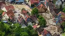Suasana wilayah Braunsbach pasca banjir di Jerman selatan (30/5). Hujan deras disertai badai kencang itu telah merusak banyak fasilitas umum dan ratusan bangunan. (Marijan Murat / dpa / AFP) 