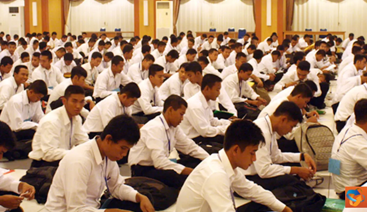 Citizen6, Surabaya: Sebanyak 435 calon siswa Dikmaba TNI AL 2012 melaksanakan seleksi masuk Bintara TNI AL tahap ke - II di Gedung Moeljadi, Kesatrian Kobangdikal, Selasa (12/6). (Pengirim: Penkobangdikal).