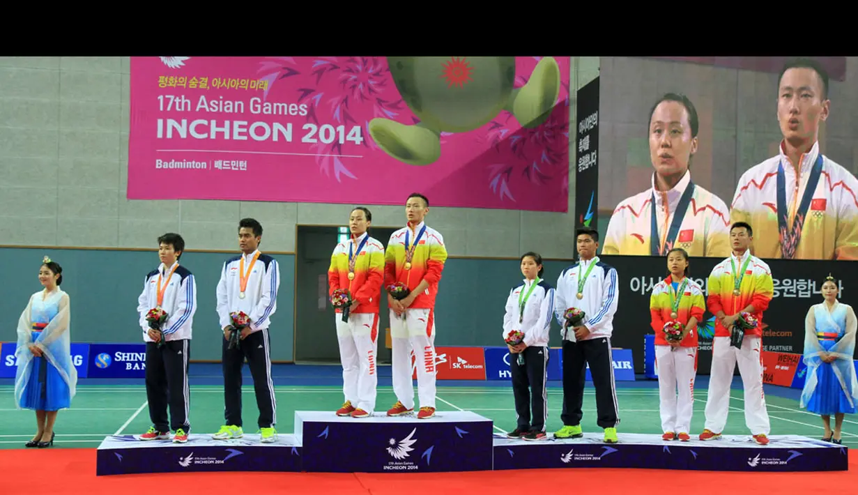  Pebulutangkis Ganda Campuran Indonesia, Tontowi Ahmad dan Liliyana Natsir (kedua dan ketiga dari kiri), saat upacara penyerahan medali di Gyeyang Gymnasium, Incheon, Korea Selatan, (29/9/2014). (Dok Humas PBSI/Nafielah)