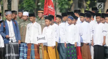 Santri Kota Tangerang Selatan mengikuti apel untuk memperingati Hari Santri Nasional di lapangan Pesantren AL-Amanah AL-Gontroy, Pondok Aren, Senin (22/10). Acara tersebut dalam rangka memperingati Hari Santri Nasional ke-3. (Merdeka.com/Arie Basuki)