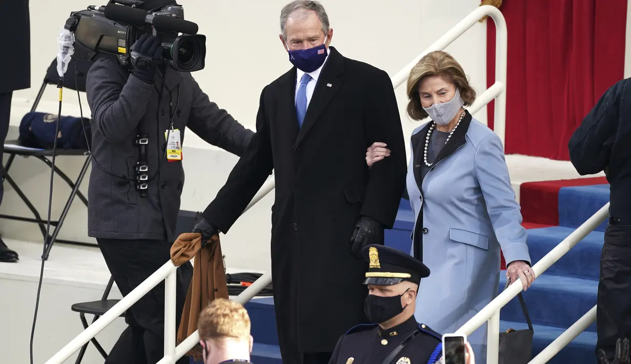 Mantan Presiden ke-43 AS, George W. Bush dan mantan ibu negara Laura Bush tiba menghadiri upacara pelantikan Presiden terpilih Joe Biden di Crypt of US Capitol di Washington, Rabu (20/2/2021). (Erin Schaff/The New York Times via AP, Pool)