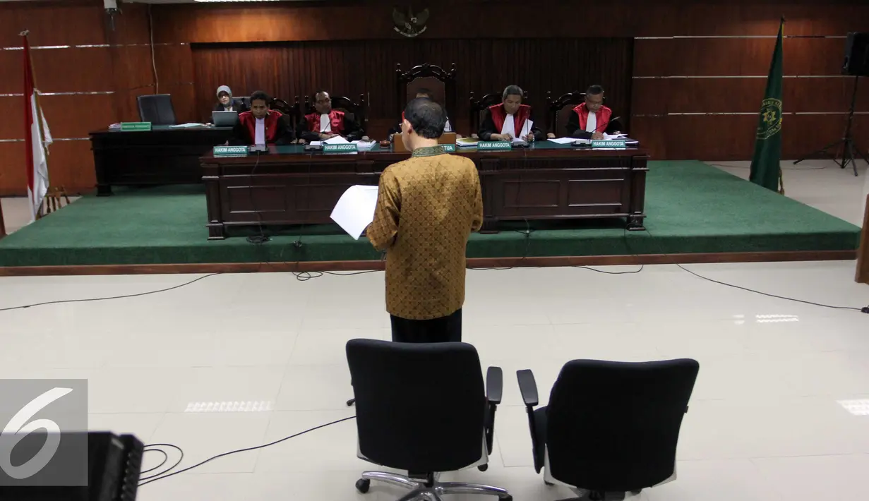 Mantan Mentri Agama, Suryadharma Ali (SDA) saat mengikuti Sidang Di Pengadilan Tipikor, Jakarta, Senin (7/9/2015). Mantan Ketua Umum PPP ini bahkan menyebut proses hukum yang dilakukan KPK merupakan tragedi bagi keluarganya. (Liputan6.com/Helmi Afandi)