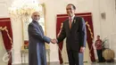 Presiden Joko Widodo menerima kunjungan Wapres India Mohammad Hamid Ansari di Istana Merdeka, Jakarta, Senin (2/11/2015). India dan Indonesia membahas kerjasama di bidang keamanan maritim, pendidikan, batubara dan farmasi.(Liputan6.com/Faizal Fanani)