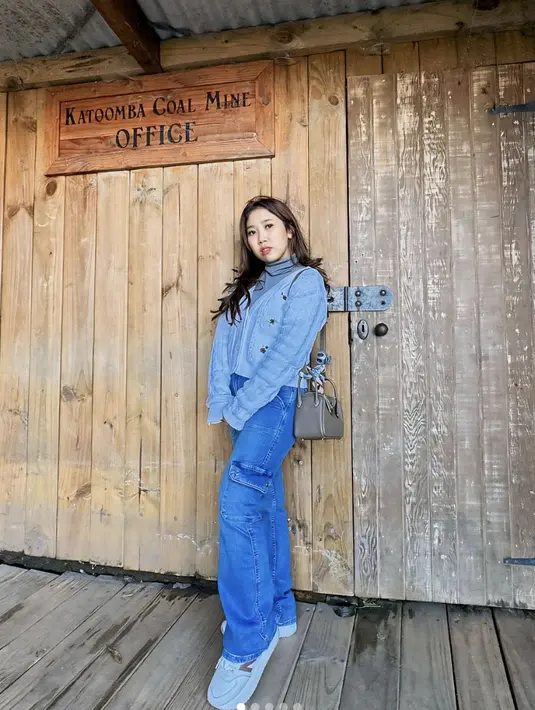 Kiki juga terlihat mengenakan Hermes Lindy dengan nuansa warna abu-abu.  [Foto: instagram/ Kiki Saputri]