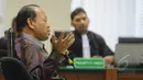 Sutan Bhatoegana memberikan keterangan di depan hakim saat sidang perdana di Pengadilan Tipikor, Jakarta, Senin (6/4/2015). Sutan, tersangka kasus dugaan penerimaan hadiah terkait penetapan APBN-P Kementerian ESDM di DPR RI. (Liputan6.com/Herman Zakharia)