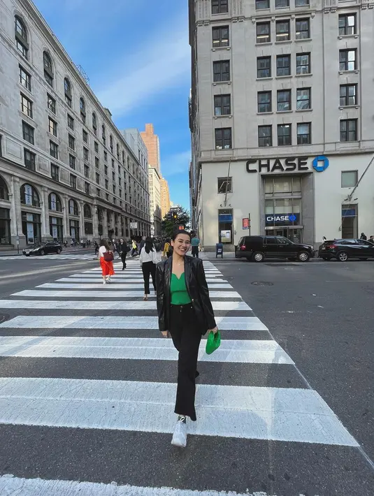 OOTD liburan Aaliyah Massaid juga menarik untuk disimak. Ia mengenakan blazer kulit berwarna hitam dipadu inner dan handbag berwarna hijau yang kontras, namun menyenangkan untuk dilihat. [Foto: Instagram/aaliyah.massaid]