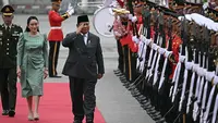 Perdana Menteri Thailand Paetongtarn Shinawatra (tengah) bersama Presiden Republik Indonesia Prabowo Subianto memeriksa barisan kehormatan selama upacara penyambutan di Government House, Bangkok pada 19 Mei 2025. (Lillian SUWANRUMPHA/AFP)