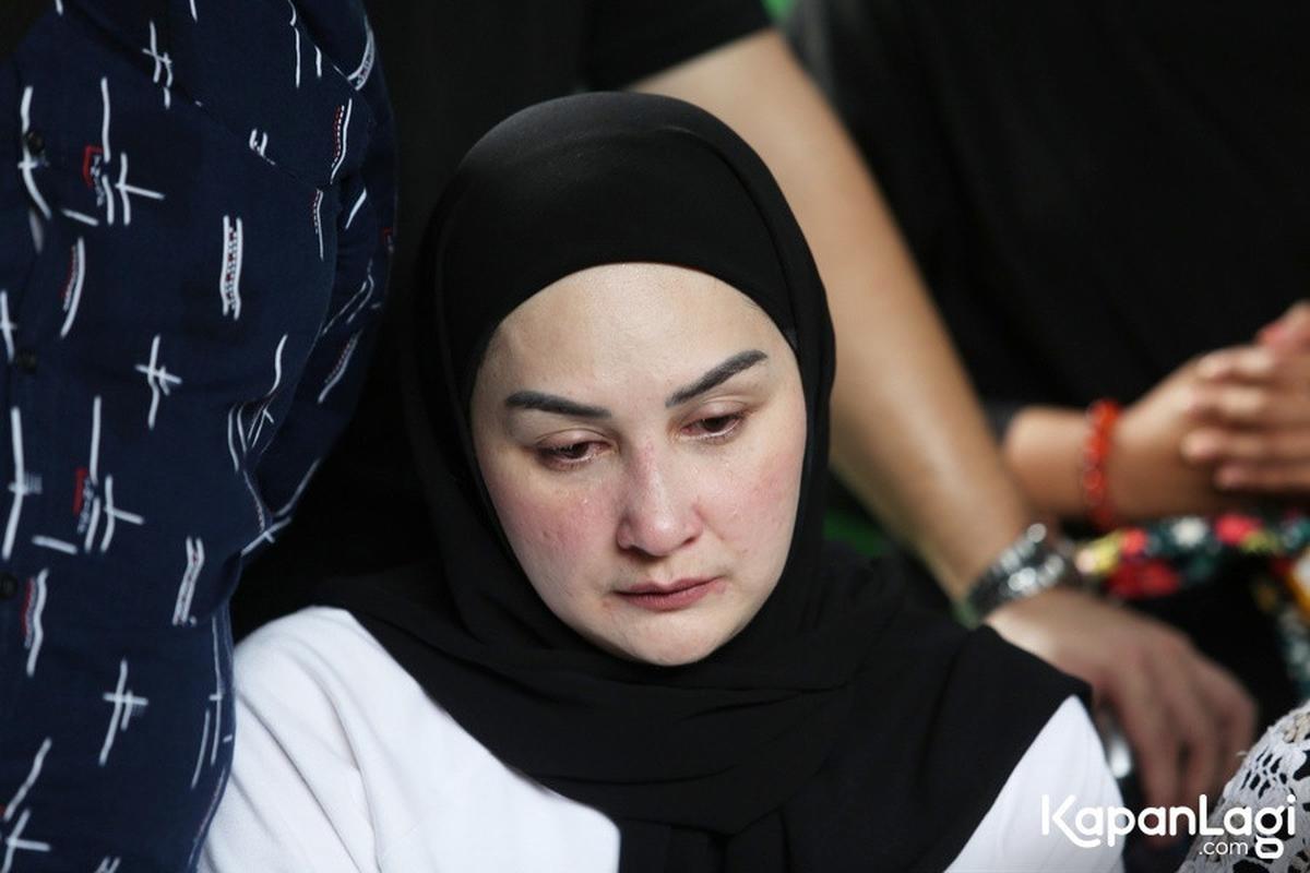 7 Potret Pemakaman Ayahanda Mona Ratuliu, Tangis Haru Iringi Kepergian Almarhum ke Peristirahatan Terakhir