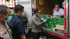 Kapolda Metro Jaya Irjen Nana Sudjana saat meninjau Operasi Pasar di Pasar Palmerah, Jakarta, Jumat (20/3/2020). Kapolda Metro Jaya Irjen Nana Sudjana bersama Satgas Pangan Ditreskrimsus Polda Metro Jaya melakukan pemantauan langsung untuk mencegah panic buying. (Liputan6.com/Fery Pradolo)