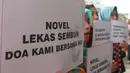 Sejumlah orang membawa poster ungkapan kepedulian saat mengikuti aksi peringatan 100 hari penyerangan Novel Baswedan di gedung KPK, Jakarta, Kamis (20/7). (Liputan6.com/Helmi Afandi)