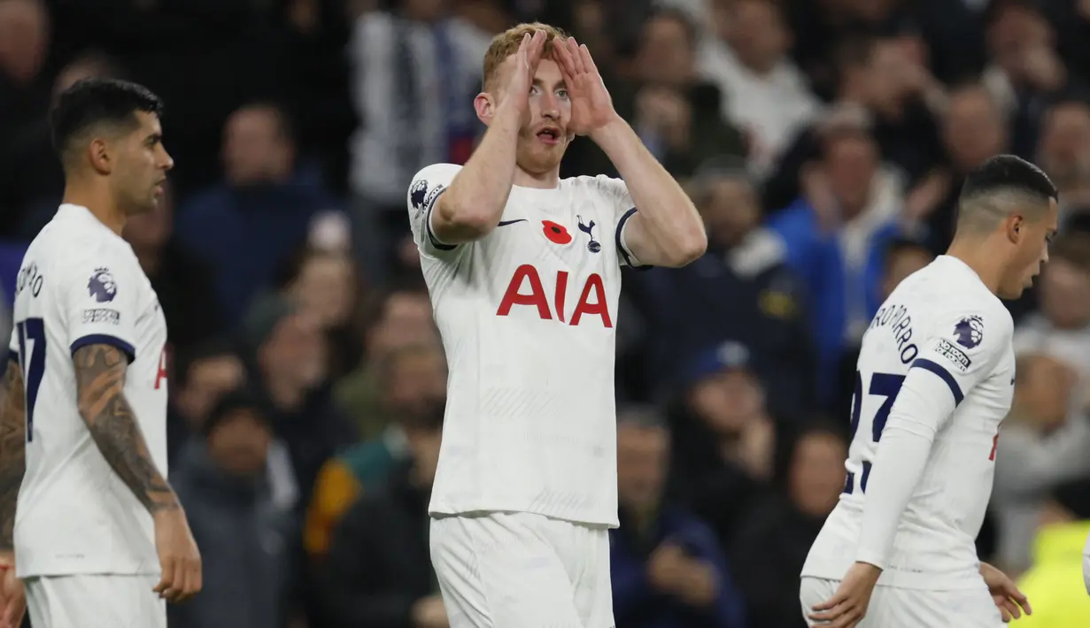 Selebrasi gelandang Tottenham Hotspur, Dejan Kulusevski setelah mencetak gol ke gawang Chelsea pada laga lanjutan pekan ke-11 Liga Inggris 2023/2024 di Tottenham Hotspur Stadium, London, Selasa (7/11/2023) dini hari WIB. (AP Photo/David Cliff)