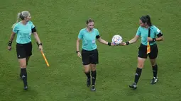 Wasit Stephanie Frappart (tengah) bersama asisten wasit Neuza Back (kiri) dan Karen Diaz berjalan setelah pertandingan grup E Piala Dunia 2022 antara Kosta Rika dan Jerman di Stadion Al Bayt di Al Khor, Qatar, Jumat,  2 Desember 2022. Di laga itu, sejarah pun mencatat rekor baru di Piala Dunia 2022 untuk Stephanie Frappart yang turut menjadi bagian dari tim wasit yang keseluruhannya adalah perempuan. (AP Photo/Ariel Schalit)