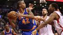 Pebasket New York Knicks Lance Thomas (42) mencoba melepaskan tembakan saat dibayangi para pebasket Toronto Raptors di Air Canada Centre, Toronto, Canada, Rabu(11/11/2015) WIB. Knicks menang Raptors 111-109. (Reuters/Tom Szczerbowski-USA TODAY Sports)