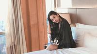 Nur Amalina Hayati atau lebih dikenal dengan Anya Geraldine yang dikenal sebagai selebgram sejak awal kemunculannya ini sedang berada di hotel dengan kenakan baju tidur berwarna hitam (Liputan6.com/IG/anyageraldine)