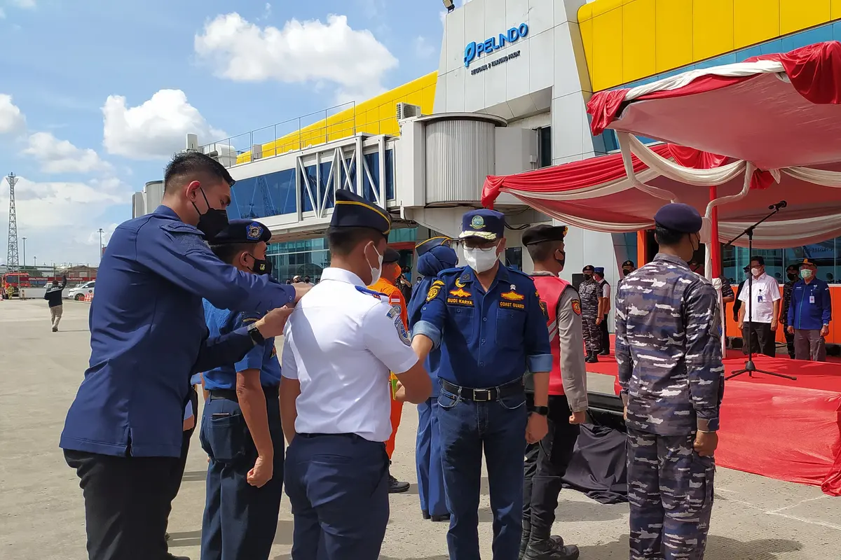 Menteri Perhubungan (Menhub) Budi Karya Sumadi memimpin Apel Bersama Kesiapan moda transportasi jelang Natal 2020 dan Tahun Baru 2021, di Terminal Penumpang Nusantara Pura, Pelabuhan Tanjung Priok, Jakarta Utara, Minggu (12/12/2021).
