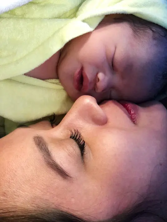 Gista Putri Melahirkan