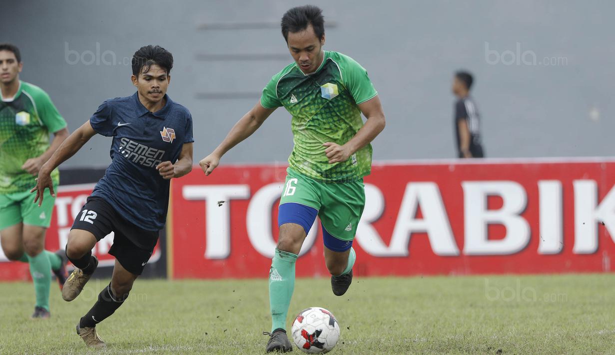 Pemain STIE Perbanas, Delton Stevano, menggiring bola saat melawan STIMED Nusa Palapa pada laga Torabika Cup 2017 di Stadion Cakrawala, Malang, Kamis (23/11/2017). STIE Perbanas kalah 1-2 dari STIMED Nusa Palapa. (Bola.com/M Iqbal Ichsan)