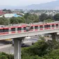 Rangkaian gerbong kereta LRT Jabodebek parkir di dekat stasiun LRT Harjamukti, Cibubur, Jakarta Timur, Jumat (26/3/2021). Progres pembangunan fase 1 LRT Jabodebek ditargetkan untuk beroperasi pada bulan Juli 2022 dengan 18 stasiun pemberhentian. (Liputan6.com/Fery Pradolo)