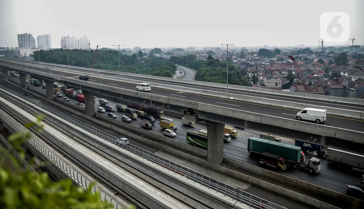 Sejumlah kendaraan roda empat melintas di Tol Layang Jakarta-Cikampek (Japek) II di Tambun, Kabupaten Bekasi, Jawa Barat, Senin (16/12/2019). Tol Layang Japek II mulai beroperasi pada 15 Desember 2019. (Liputan6.com/Faizal Fanani)