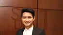 Saat ditemui di gala premier ‘Warisan Olga’ di Epicentrum Kuningan, Jakarta Selatan, Senin (16/11/2015), Chand Kelvin tampil memakai jas hitam dengan kemeja putih. Ia pun terlihat tak hanya gagah namun juga tampan. (Andy Masela/Bintang.com)