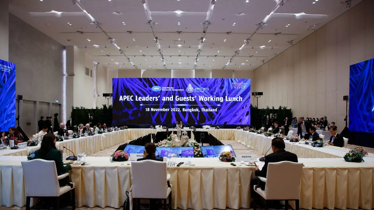 Menteri Koordinator Bidang Perekonomian Airlangga Hartarto mewakili Presiden Joko Widodo dalam acara APEC Leaders’ and Guests’ Working Lunch. (Dok ekon.go.id)