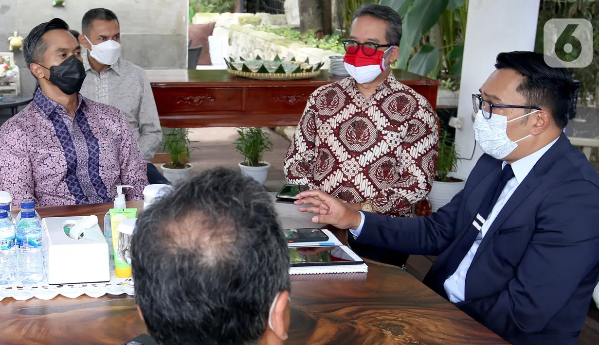 Gubernur Jawa Barat Ridwan Kamil berbincang dengan Wakil Ketum Kadin Anindya Novyan Bakrie di Gedung Pakuan Bandung, Jabar, Selasa (8/3/2021). Ridwan Kamil mendoakan agar Munas Kadin yang akan diselenggarakan berjalan lancar dan mendukung Anindya Bakrie menjadi ketua umum. (Liputan6.com/HO/Alwi)