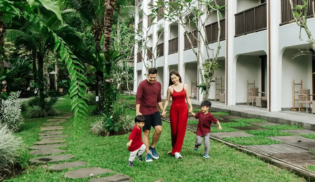Potret kebersamaan Ardina Rasti dan Arie Andika penuh kehangatan. Rasti dan Arie Andika memang sering bagikan momen bareng keluarga kecilnya di Instagram. Melihat foto tersebut, netizen mendoakan rumah tangga pasangan ini selalu harmonis. Suasana penginapannya yang asri menambah kehangatan dan membuat hasil fotonya menjadi estetik. (Liputan6.com/IG@arieandika10)