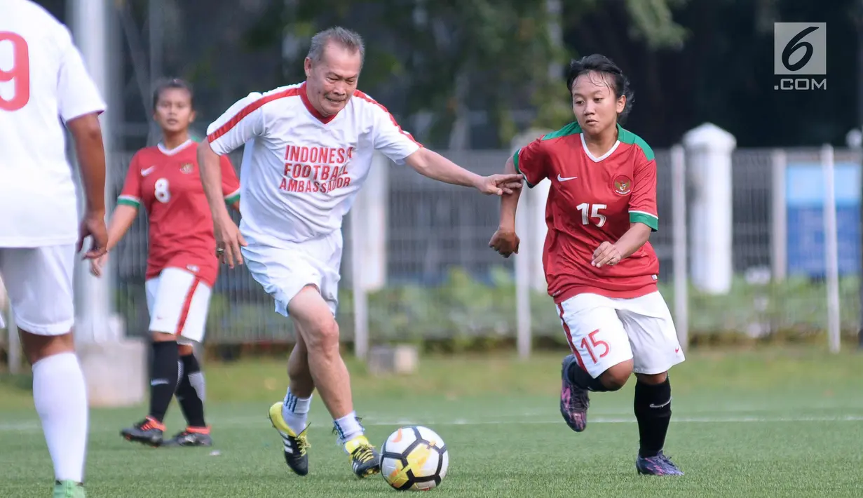 Pemain Timnas Wanita Indonesia berebut bola dengan pemain tim Indonesian Football Ambassador di Lapangan C Kompleks GBK, Jakarta, Kamis (5/4). Uji tanding ini persiapan jelang Piala AFF Wanita 2018. (Liputan6.com/Helmi Fithriansyah)