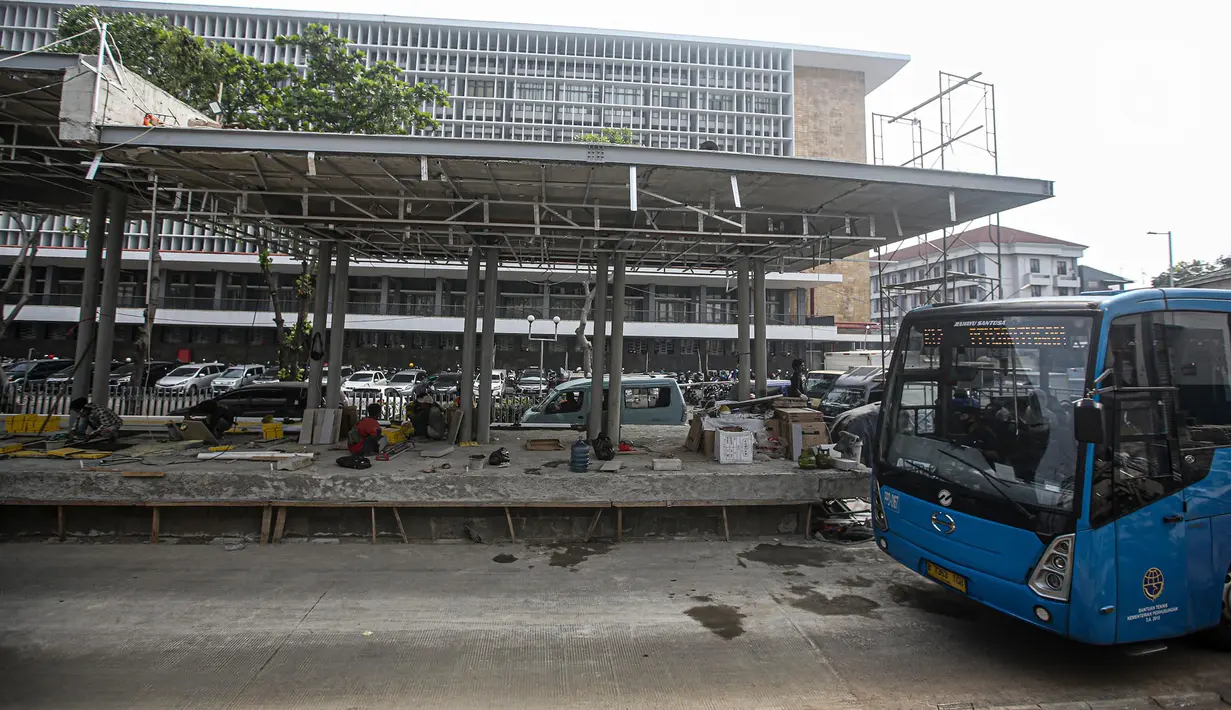 Bus Trasnjakarta melintas di dekat proyek revitalisasi di depan Stasiun Jakarta Kota, kawasan Kota Tua, Jakarta, Sabtu (23/7/2022). Pemprov DKI Jakarta menyatakan program revitalisasi di kawasan Kota Tua salah satunya bertujuan untuk meningkatkan aksesibilitas dengan mengintegrasikan beragam moda transportasi seperti kereta api, MRT, Transjakarta hingga angkutan perkotaan. (Liputan6.com/Faizal Fanani)